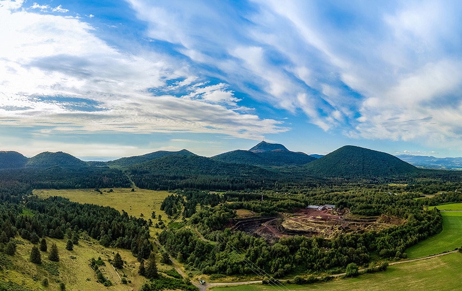 Panorama du volcan de Lemptégy avec vue en arrière-plan sur la Chaîne des Puys