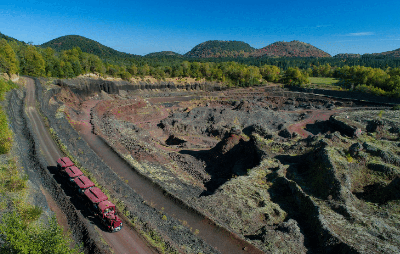 NOUS REJOINDRE Volcan de Lemptégy Vue aérienne du volcan de Lemptégy