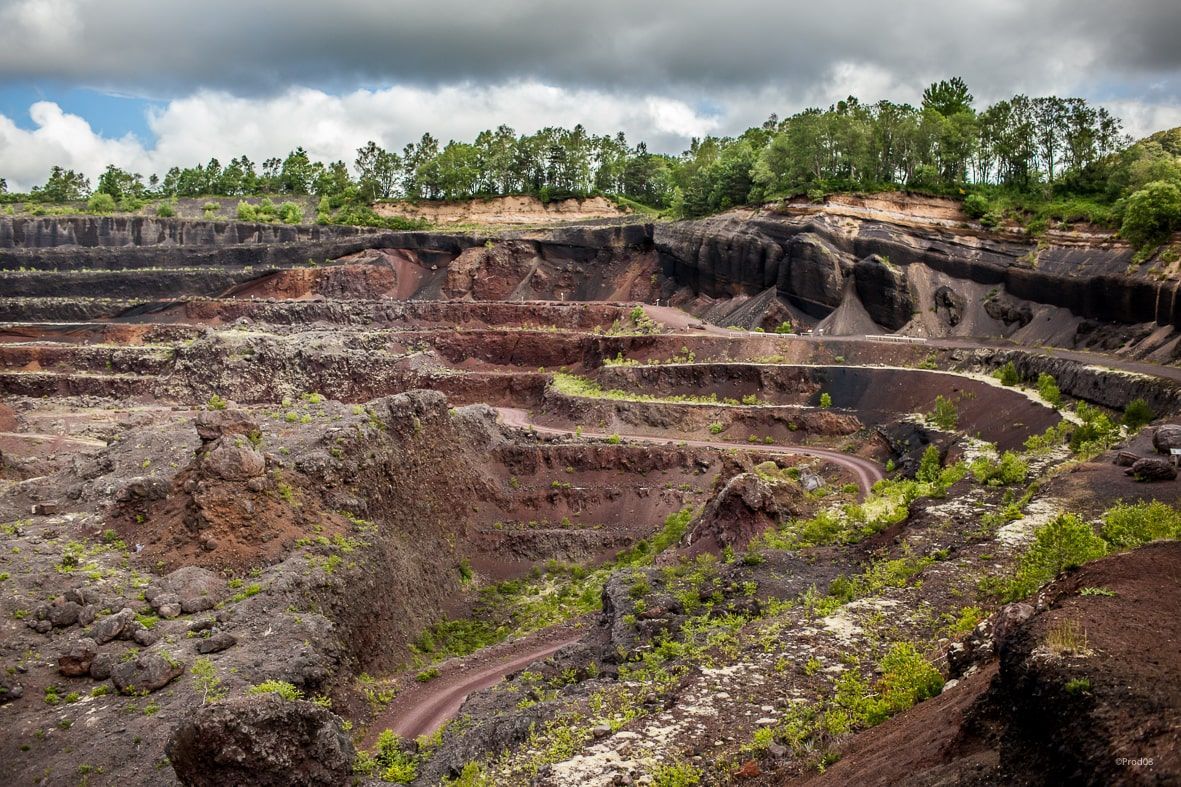 11 paliers découpent la paroi nord du volcan, mettant en valeur les strates, les couleurs et la rugosité des scories.