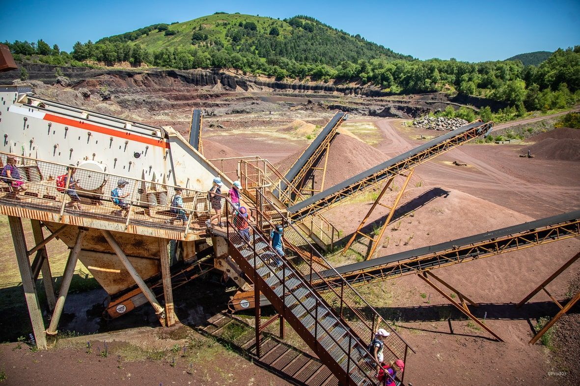 Machines de triage des scories traversée par les enfants