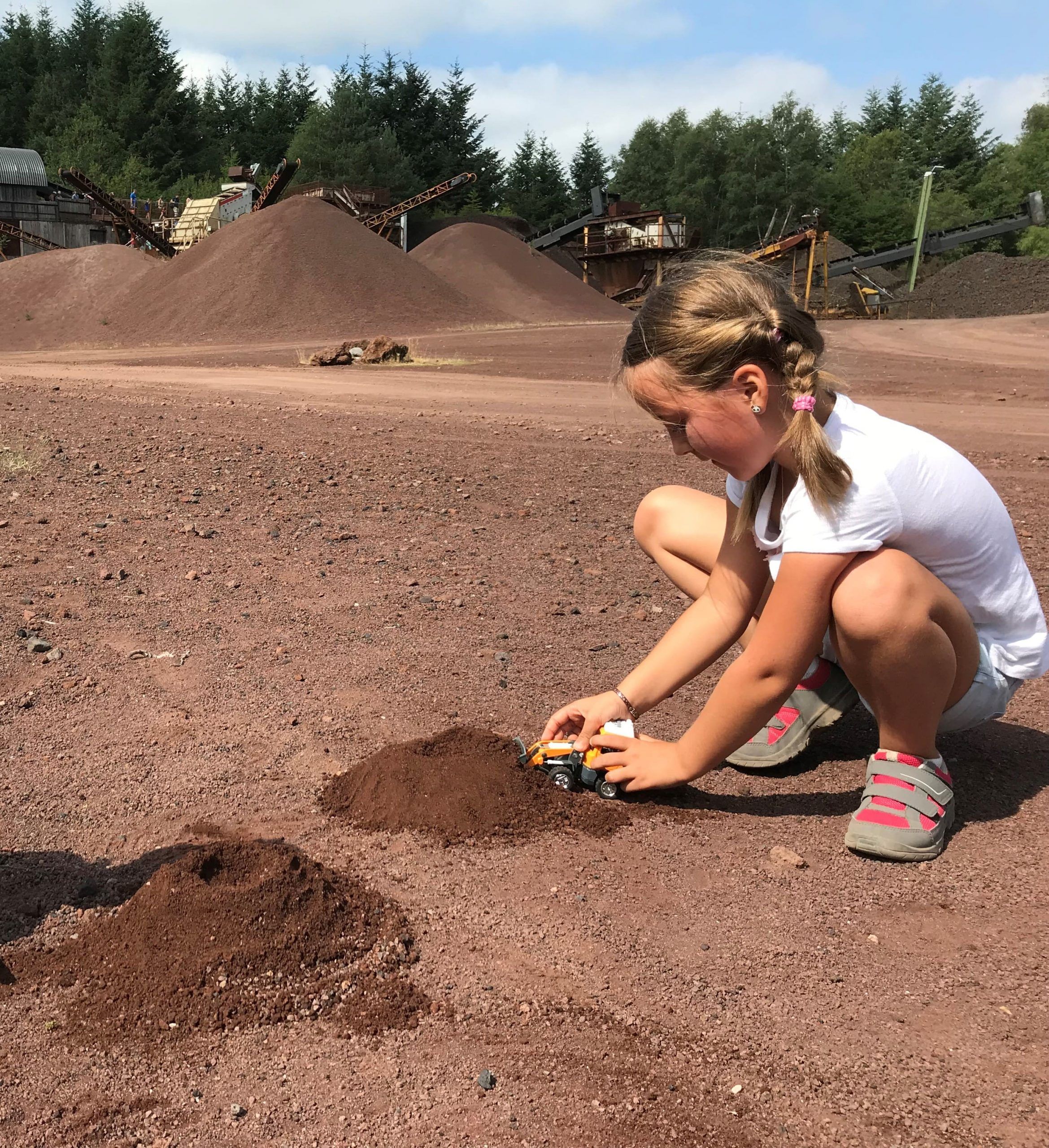 Observation de la cheminée volcanique au Volcan de Lemptégy pendant la sortie maternelles