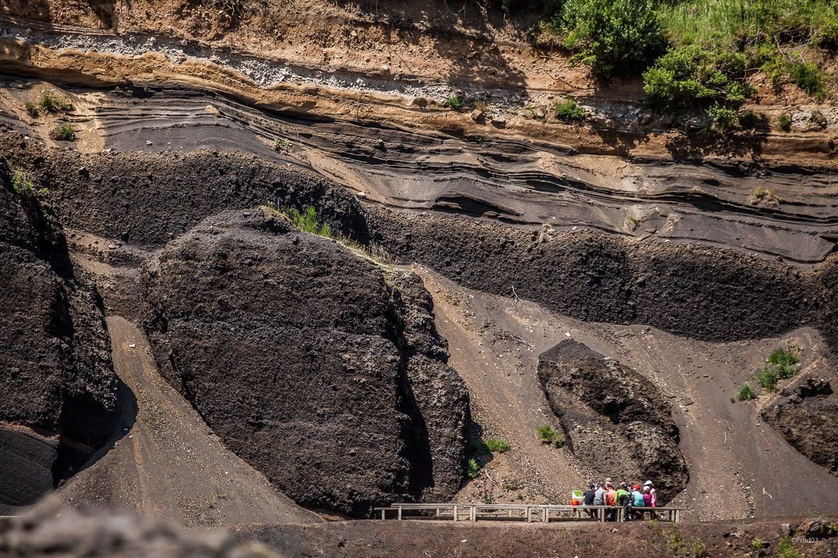 Falaise de 20m de hauteur faite de 5 couches de roche volcaniques superposées. Chacune correspond aux projections envoyées ici lors de 5 éruptions différentes.